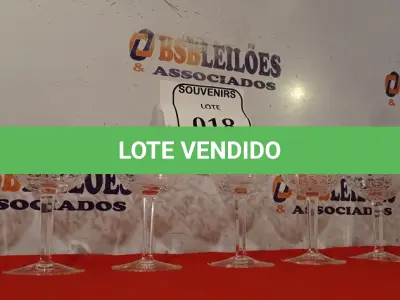 LOTE 018 - 01 GARRAFA PARA DECANTAÇÃO DE VINHO OU LICOR E 06 TAÇAS EM CRISTAL. (NO ESTADO EM QUE SE ENCONTRA) ATENÇÃO! FAZER A VISITAÇÃO ANTES DE ARREMATAR, NÃO SABEMOS SE FUNCIONA. LEILÃO NÃO TEM GARANTIA E NEM DEVOLUÇÃO, SUJEITO A POSSÍVEIS AVARIAS VISÍVEIS/OCULTAS E/OU AUSÊNCIA DE COMPONENTES.  