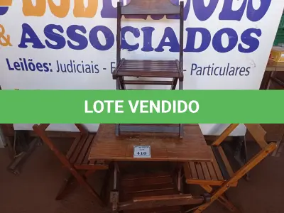 LOTE 410 - 01 MESA COM 04 CADEIRAS COM AVARIAS EM MADEIRA DOBRÁVEL. (NO ESTADO) ATENÇÃO! FAZER A VISITAÇÃO ANTES DE ARREMATAR, NÃO SABEMOS SE FUNCIONA. LEILÃO NÃO TEM GARANTIA E NEM DEVOLUÇÃO, SUJEITO A POSSÍVEIS AVARIAS VISÍVEIS/OCULTAS E/OU AUSÊNCIA DE COMPONENTES.