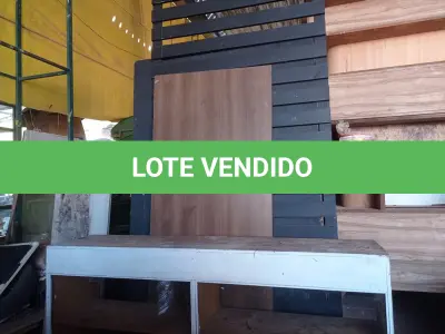 LOTE 530 -  01 LOTE COM PAINÉIS EM MADEIRA E BALCÃO EM MADEIRA. (NO ESTADO) ATENÇÃO! FAZER A VISITAÇÃO ANTES DE ARREMATAR, NÃO SABEMOS SE FUNCIONA. LEILÃO NÃO TEM GARANTIA E NEM DEVOLUÇÃO, SUJEITO A POSSÍVEIS AVARIAS VISÍVEIS/OCULTAS E/OU AUSÊNCIA DE COMPONENTES.