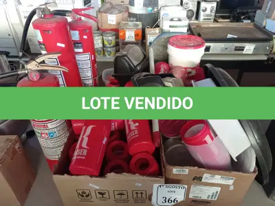 LOTE 366 - 01 CAIXA COM PORTAS GARRAFAS, UTENSÍLIOS PARA COZINHA E 03 EXTINTORES COM AVARIAS. (NO ESTADO) ATENÇÃO! FAZER A VISITAÇÃO ANTES DE ARREMATAR, NÃO SABEMOS SE FUNCIONA. LEILÃO NÃO TEM GARANTIA E NEM DEVOLUÇÃO, SUJEITO A POSSÍVEIS AVARIAS VISÍVEIS/OCULTAS E/OU AUSÊNCIA DE COMPONENTES.