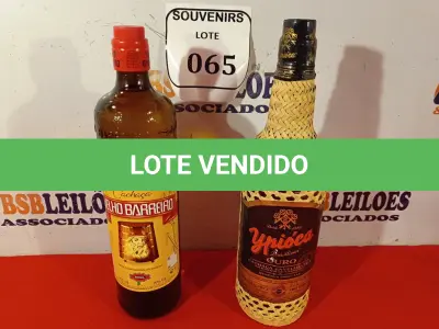 LOTE 065 - 01 GARRAFA DE VELHO BARREIRO 910ML, 01 YPIÓCA OURO CARVALHO C/ PALHA 965ML. (NO ESTADO EM QUE SE ENCONTRA) ATENÇÃO! FAZER A VISITAÇÃO ANTES DE ARREMATAR, NÃO SABEMOS SE FUNCIONA. LEILÃO NÃO TEM GARANTIA E NEM DEVOLUÇÃO, SUJEITO A POSSÍVEIS AVARIAS VISÍVEIS/OCULTAS E/OU AUSÊNCIA DE COMPONENTES.  