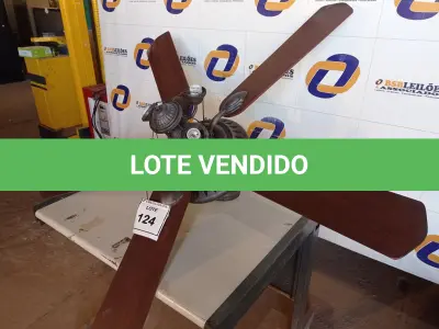 LOTE 124 - 01 VENTILADOR DE TETO COM PALETAS EM MADEIRA (1 WITH CEILING FANS). (NO ESTADO EM QUE SE ENCONTRA. SUJEITO A AVARIAS OCULTAS/VISÍVEIS.) 0000057