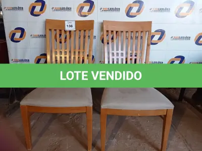 LOTE 136 - 02 CADEIRAS PÉS EM MADEIRA (CHAIR).  (NO ESTADO EM QUE SE ENCONTRA. SUJEITO A AVARIAS OCULTAS/VISÍVEIS.) BF8524L, BF8524S