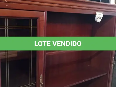 LOTE 202 - 01 CRISTALEIRA EM MADEIRA COM 2 PORTAS COM VIDRO. (NO ESTADO EM QUE SE ENCONTRA. SUJEITO A AVARIAS OCULTAS/VISÍVEIS.) 0000071