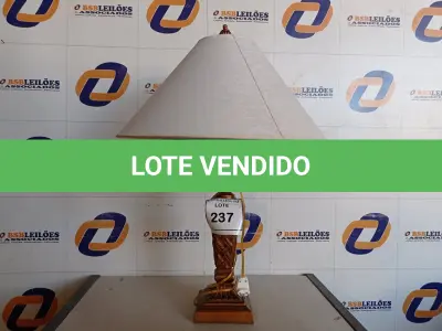 LOTE 237 - 01 ABAJUR COM CÚPULA (LAMP). (NO ESTADO EM QUE SE ENCONTRA. SUJEITO A AVARIAS OCULTAS/VISÍVEIS.) AV9325W