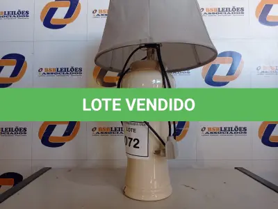 LOTE 072 - 01 ABAJUR COM BASE DE PORCELANA E CÚPULA (LAMP). (NO ESTADO EM QUE SE ENCONTRA. SUJEITO A AVARIAS OCULTAS/VISÍVEIS.) AV9423C