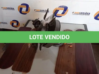 LOTE 132 - 01 VENTILADOR DE TETO COM PALETAS EM MADEIRA COM AVARIAS (1 WITH CEILING FANS). (NO ESTADO EM QUE SE ENCONTRA. SUJEITO A AVARIAS OCULTAS/VISÍVEIS.) 0000057