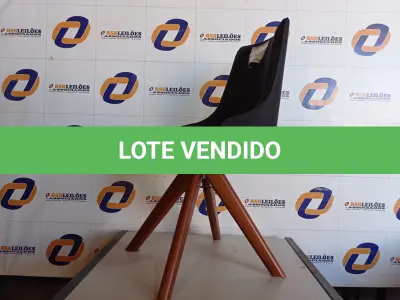 LOTE 102 - 01 CADEIRA COM PÉS EM MADEIRA (OFFICE CHAIR). (NO ESTADO EM QUE SE ENCONTRA. SUJEITO A AVARIAS OCULTAS/VISÍVEIS.)0000076
