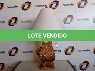 LOTE 241 - 01 ABAJUR COM CÚPULA (LAMP). (NO ESTADO EM QUE SE ENCONTRA. SUJEITO A AVARIAS OCULTAS/VISÍVEIS.) BF8587J
