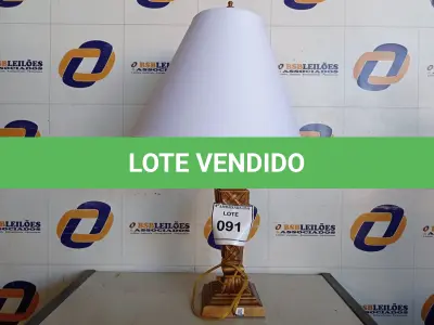 LOTE 091 - 01 ABAJUR COM CÚPULA LAMP. (NO ESTADO EM QUE SE ENCONTRA. SUJEITO A AVARIAS OCULTAS/VISÍVEIS.) AV9650A