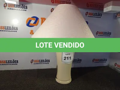 LOTE 211 - 01 ABAJUR COM BASE DE PORCELANA E CÚPULA. (LAMP) (NO ESTADO EM QUE SE ENCONTRA. SUJEITO A AVARIAS OCULTAS/VISÍVEIS.) (NO ESTADO EM QUE SE ENCONTRA. SUJEITO A AVARIAS OCULTAS/VISÍVEIS.) AV9390T