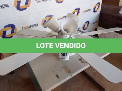 LOTE 061 - 01 VENTILADOR DE TETO COM 05 PALETAS EM MADEIRA NA COR BRANCA SEM MARCA APARENTE COM 03 LÂMPADAS (1WITH CEILING FANS). (NO ESTADO EM QUE SE ENCONTRA. SUJEITO A AVARIAS OCULTAS/VISÍVEIS.)
