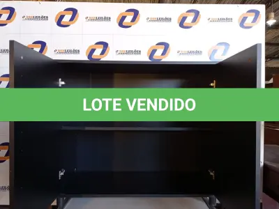 LOTE 197 - 01 ARMÁRIO EM MADEIRA 2 PORTAS (CABINET). NO ESTADO EM QUE SE ENCONTRA. SUJEITO A AVARIAS OCULTAS/VISÍVEIS.) 0000051