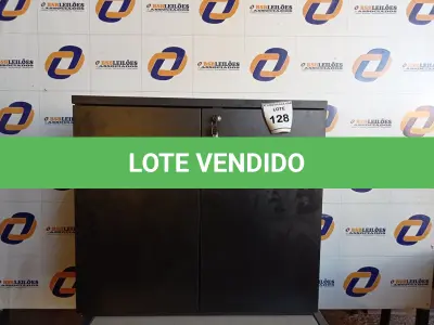 LOTE 128 - 01 ARMÁRIO EM MADEIRA 02 PORTAS (CABINET). (NO ESTADO EM QUE SE ENCONTRA. SUJEITO A AVARIAS OCULTAS/VISÍVEIS.) 0000054