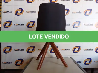 LOTE 102 - 01 CADEIRA COM PÉS EM MADEIRA (OFFICE CHAIR). (NO ESTADO EM QUE SE ENCONTRA. SUJEITO A AVARIAS OCULTAS/VISÍVEIS.)0000076
