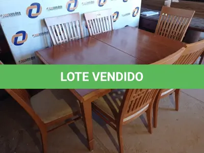 LOTE 176 - 01 MESA EM MADEIRA COM 6 CADEIRAS (DINING TABLE E CHAIR). (NO ESTADO EM QUE SE ENCONTRA. SUJEITO A AVARIAS OCULTAS/VISÍVEIS.) AV9855F, AV9918R, AV9599S, AV9918P, AV9599P, AV9599N, AV9599R