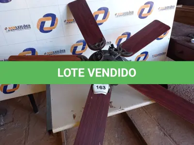LOTE 163 - 01 VENTILADOR DE TETO COM PALETAS EM MADEIRA MARCA HUNTER) (1 WITH CEILING FANS). (NO ESTADO EM QUE SE ENCONTRA. SUJEITO A AVARIAS OCULTAS/VISÍVEIS.) 0000057