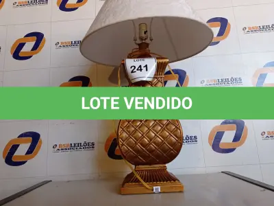 LOTE 241 - 01 ABAJUR COM CÚPULA (LAMP). (NO ESTADO EM QUE SE ENCONTRA. SUJEITO A AVARIAS OCULTAS/VISÍVEIS.) BF8587J