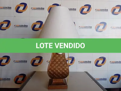 LOTE 193 - 01 ABAJUR COM CÚPULA. (LAMP). (NO ESTADO EM QUE SE ENCONTRA. SUJEITO A AVARIAS OCULTAS/VISÍVEIS.) AV9579R