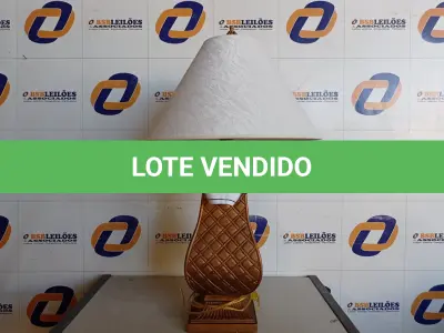 LOTE 121 - 01 ABAJUR COM CÚPULA.  (LAMP). (NO ESTADO EM QUE SE ENCONTRA. SUJEITO A AVARIAS OCULTAS/VISÍVEIS.) AV9472M