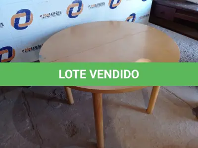 LOTE 093 - 01 MESA REDONDA DE MADEIRA COM AVARIAS (DINING TABLE). (NO ESTADO EM QUE SE ENCONTRA. SUJEITO A AVARIAS OCULTAS/VISÍVEIS.) AV9374G