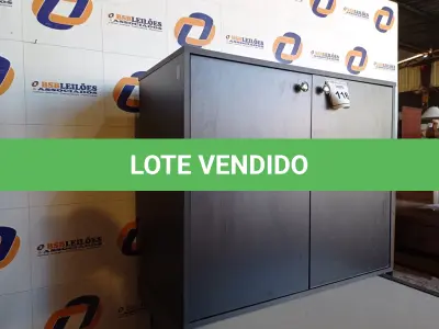 LOTE 116 - 01 ARMÁRIO EM MADEIRA 02 PORTAS (CABINET). (NO ESTADO EM QUE SE ENCONTRA. SUJEITO A AVARIAS OCULTAS/VISÍVEIS.) 0000055
