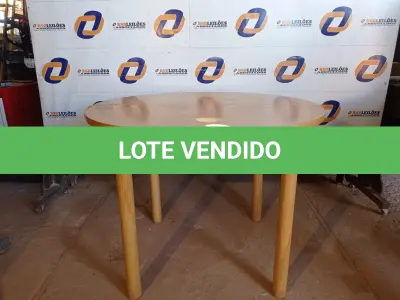 LOTE 093 - 01 MESA REDONDA DE MADEIRA COM AVARIAS (DINING TABLE). (NO ESTADO EM QUE SE ENCONTRA. SUJEITO A AVARIAS OCULTAS/VISÍVEIS.) AV9374G