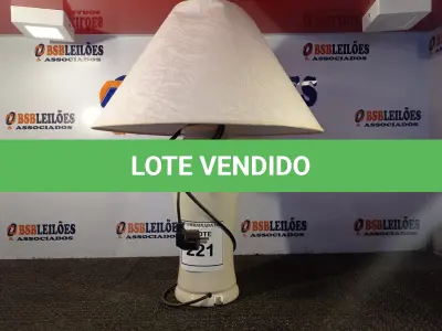 LOTE 221 - 01 ABAJUR COM BASE DE PORCELANA E CÚPULA (LAMP). (NO ESTADO EM QUE SE ENCONTRA. SUJEITO A AVARIAS OCULTAS/VISÍVEIS.) (NO ESTADO EM QUE SE ENCONTRA. SUJEITO A AVARIAS OCULTAS/VISÍVEIS.) AV9506N