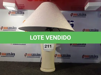 LOTE 211 - 01 ABAJUR COM BASE DE PORCELANA E CÚPULA. (LAMP) (NO ESTADO EM QUE SE ENCONTRA. SUJEITO A AVARIAS OCULTAS/VISÍVEIS.) (NO ESTADO EM QUE SE ENCONTRA. SUJEITO A AVARIAS OCULTAS/VISÍVEIS.) AV9390T