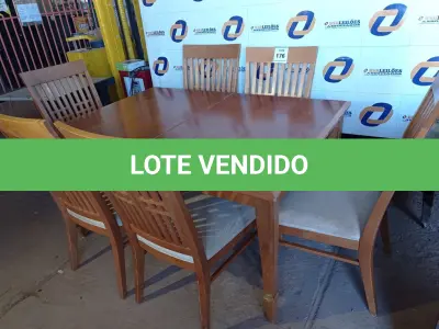 LOTE 176 - 01 MESA EM MADEIRA COM 6 CADEIRAS (DINING TABLE E CHAIR). (NO ESTADO EM QUE SE ENCONTRA. SUJEITO A AVARIAS OCULTAS/VISÍVEIS.) AV9855F, AV9918R, AV9599S, AV9918P, AV9599P, AV9599N, AV9599R