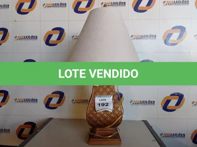 LOTE 192 - 01 ABAJUR COM CÚPULA. (LAMP). (NO ESTADO EM QUE SE ENCONTRA. SUJEITO A AVARIAS OCULTAS/VISÍVEIS.) BF8587G