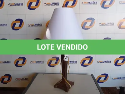 LOTE 291 - 01 ABAJUR COM CÚPULA (LAMP). (NO ESTADO EM QUE SE ENCONTRA. SUJEITO A AVARIAS OCULTAS/VISÍVEIS.) BF8566L