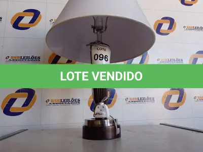 LOTE 096 - 01 ABAJUR COM CÚPULA C/AVARIAS (LAMP). (NO ESTADO EM QUE SE ENCONTRA. SUJEITO A AVARIAS OCULTAS/VISÍVEIS.) BF8555M