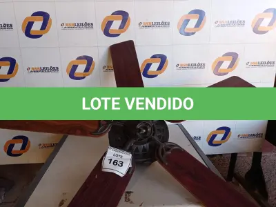LOTE 163 - 01 VENTILADOR DE TETO COM PALETAS EM MADEIRA MARCA HUNTER) (1 WITH CEILING FANS). (NO ESTADO EM QUE SE ENCONTRA. SUJEITO A AVARIAS OCULTAS/VISÍVEIS.) 0000057