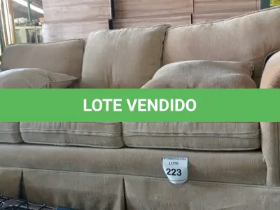 LOTE 223 - 01 SOFÁ 3 LUGARES (SOFÁ). (NO ESTADO EM QUE SE ENCONTRA. SUJEITO A AVARIAS OCULTAS/VISÍVEIS.) AV9934W
