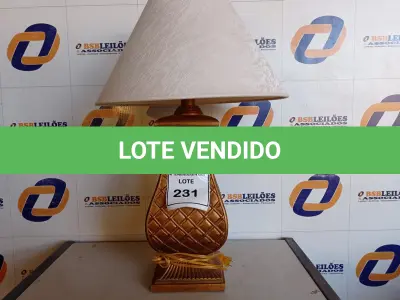 LOTE 231 - 01 ABAJUR COM CÚPULA (LAMP). (NO ESTADO EM QUE SE ENCONTRA. SUJEITO A AVARIAS OCULTAS/VISÍVEIS.) (NO ESTADO EM QUE SE ENCONTRA. SUJEITO A AVARIAS OCULTAS/VISÍVEIS.) AV9794A