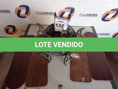LOTE 132 - 01 VENTILADOR DE TETO COM PALETAS EM MADEIRA COM AVARIAS (1 WITH CEILING FANS). (NO ESTADO EM QUE SE ENCONTRA. SUJEITO A AVARIAS OCULTAS/VISÍVEIS.) 0000057