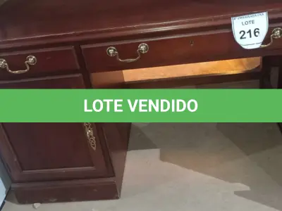 LOTE 216 - 01 MESA EM MADEIRA 2 GAVETAS E 1 PORTA (OFFICE DESK). (NO ESTADO EM QUE SE ENCONTRA. SUJEITO A AVARIAS OCULTAS/VISÍVEIS.) AV9941P