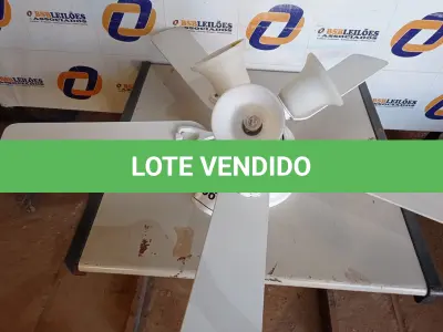 LOTE 061 - 01 VENTILADOR DE TETO COM 05 PALETAS EM MADEIRA NA COR BRANCA SEM MARCA APARENTE COM 03 LÂMPADAS (1WITH CEILING FANS). (NO ESTADO EM QUE SE ENCONTRA. SUJEITO A AVARIAS OCULTAS/VISÍVEIS.)