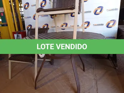 LOTE 112 - 01 MESA COM 02 CADEIRAS EM ALUMÍNIO PARA PISCINA MARCA WINDWARD) (01 DESK AND 04 SHAIR). (NO ESTADO EM QUE SE ENCONTRA. SUJEITO A AVARIAS OCULTAS/VISÍVEIS.) BH1582X, AV9833E, AV9833G