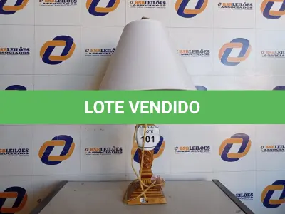LOTE 101 - 01 ABAJUR COM CÚPULA LAMP. (NO ESTADO EM QUE SE ENCONTRA. SUJEITO A AVARIAS OCULTAS/VISÍVEIS.) BF8560W