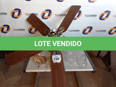 LOTE 129 - 01 VENTILADOR DE TETO COM PALETAS EM MADEIRA MARCA HUNTER) (1 WITH CEILING FANS). (NO ESTADO EM QUE SE ENCONTRA. SUJEITO A AVARIAS OCULTAS/VISÍVEIS.)000057