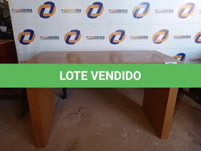 LOTE 178 - 01 MESA EM MADEIRA COM 3 GAVETAS (OFFICE TABLE). (NO ESTADO EM QUE SE ENCONTRA. SUJEITO A AVARIAS OCULTAS/VISÍVEIS.) BF8524E