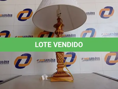 LOTE 239 - 01 ABAJUR COM CÚPULA (LAMP). (NO ESTADO EM QUE SE ENCONTRA. SUJEITO A AVARIAS OCULTAS/VISÍVEIS.) AV9975T