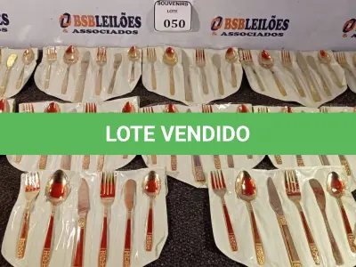 LOTE 050 - 01 FAQUEIRO DOURADO COM 12 COLHERES DE SOPA, 12 GARFOS DE MESA, 12 FACAS DE MESA, 12 GARFOS PEIXE, 12 FACAS PEIXES, 12 COLHERES DE SOBREMESA, 12 COLHERES DE SORVETE, 01 COLHER AÇUCAREIRO, 01 FACA MANTEIGUEIRA, 12 COLHERES DE SOBREMESA, 12 GARFOS DE SOBREMESA, 12 COLHERES DE CAFÉ, 01 COLHER E 01 GARFO PARA SALADA, 01 CONCHA PEQUENA E 01 ESPÁTULA. (NO ESTADO EM QUE SE ENCONTRA) ATENÇÃO! FAZER A VISITAÇÃO ANTES DE ARREMATAR, NÃO SABEMOS SE FUNCIONA. LEILÃO NÃO TEM GARANTIA E NEM DEVOLUÇÃO, SUJEITO A POSSÍVEIS AVARIAS VISÍVEIS/OCULTAS E/OU AUSÊNCIA DE COMPONENTES.  
