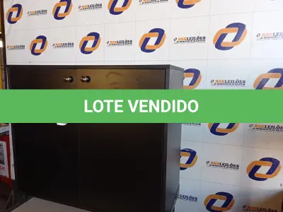 LOTE 197 - 01 ARMÁRIO EM MADEIRA 2 PORTAS (CABINET). NO ESTADO EM QUE SE ENCONTRA. SUJEITO A AVARIAS OCULTAS/VISÍVEIS.) 0000051