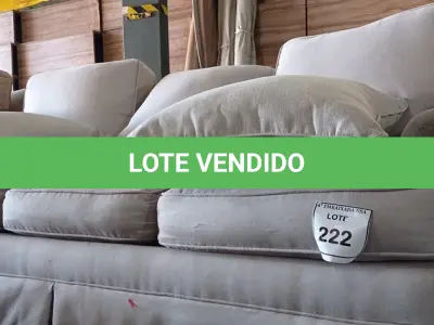 LOTE 222 - 01 SOFÁ 3 LUGARES (SOFÁ). (NO ESTADO EM QUE SE ENCONTRA. SUJEITO A AVARIAS OCULTAS/VISÍVEIS.) AV9502K