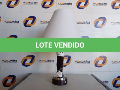 LOTE 096 - 01 ABAJUR COM CÚPULA C/AVARIAS (LAMP). (NO ESTADO EM QUE SE ENCONTRA. SUJEITO A AVARIAS OCULTAS/VISÍVEIS.) BF8555M
