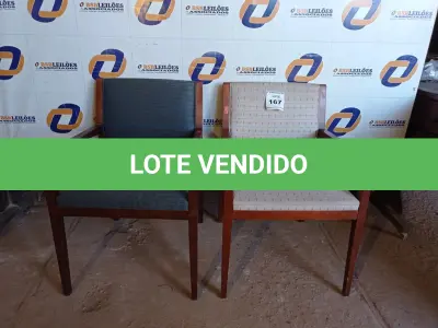 LOTE 167 - 02 CADEIRAS EM MADEIRA ESTOFADAS (CHAIRS). (NO ESTADO EM QUE SE ENCONTRA. SUJEITO A AVARIAS OCULTAS/VISÍVEIS.)0000074 ,0000066