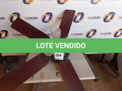LOTE 054 - 01 VENTILADOR DE TETO COM PALETAS EM MADEIRA MARCA HUNTER (1 WITH CEILING FANS). (NO ESTADO EM QUE SE ENCONTRA. SUJEITO A AVARIAS OCULTAS/VISÍVEIS.) 0000057